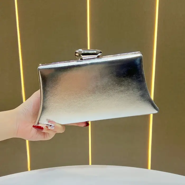 Pochette de soirée trapézoïdale fuchsia métallique brillante avec fermoir doré