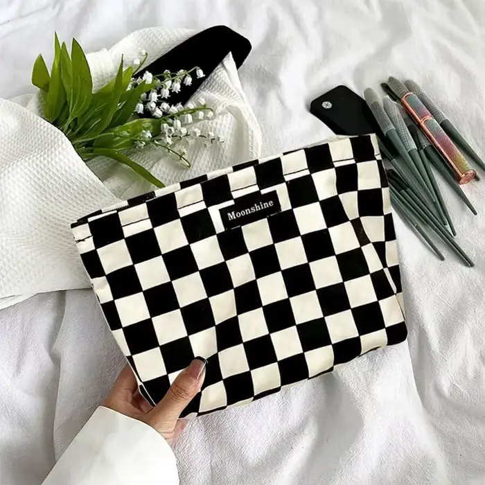 Sac à cosmétiques à carreaux noir et blanc