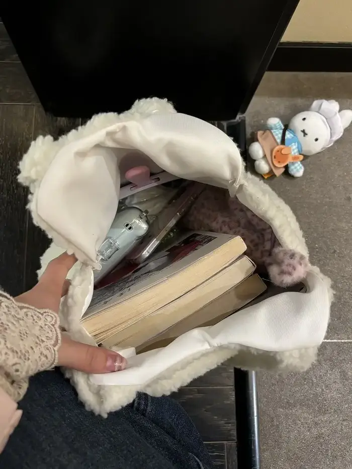 Sac à bandoulière brodé en laine d'agneau Miffy Kawaii avec fermeture magnétique
