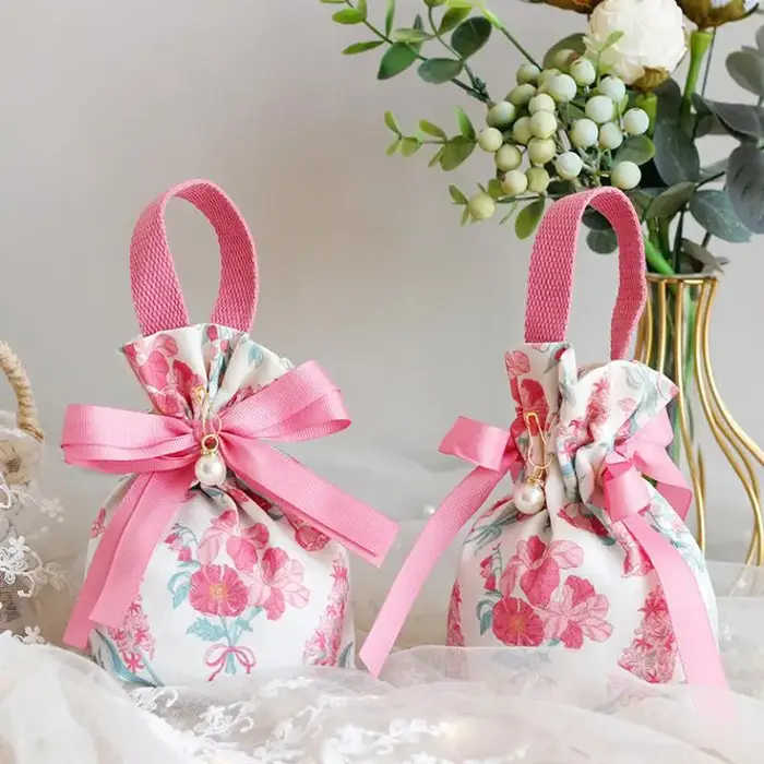 Mini sac à cordon en toile à motif floral avec nœud papillon et chaîne de perles