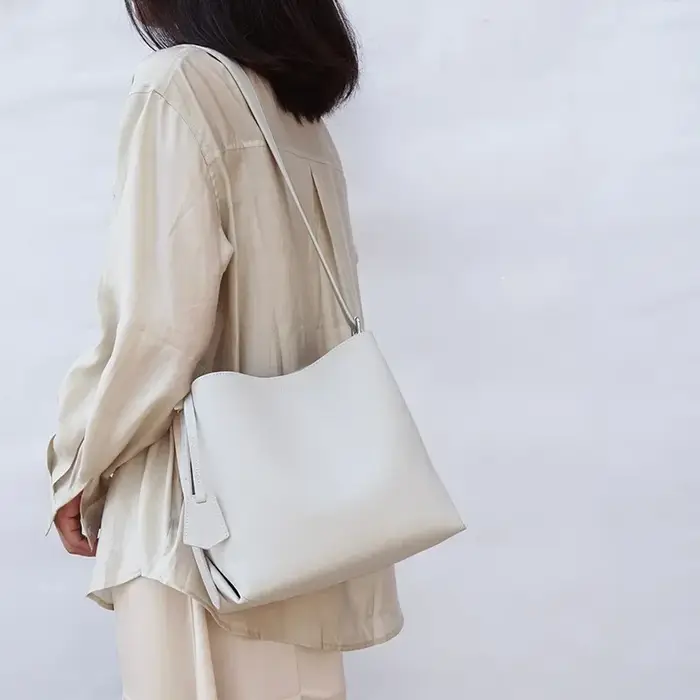 2025 Beige bleu couleur unie Design Simple sac seau en cuir de vachette femmes sac à bandoulière de haute qualité daim intérieur sac de messager