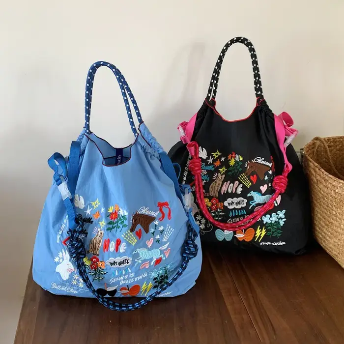 Sac à bandoulière pour femme avec broderie style graffiti