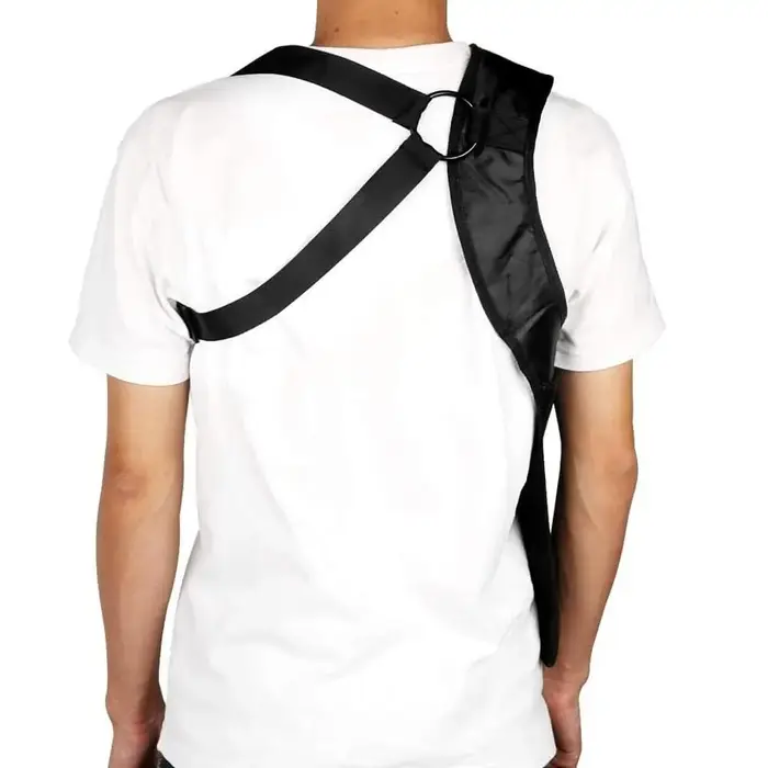Sac bandoulière noir dissimulé sous le bras