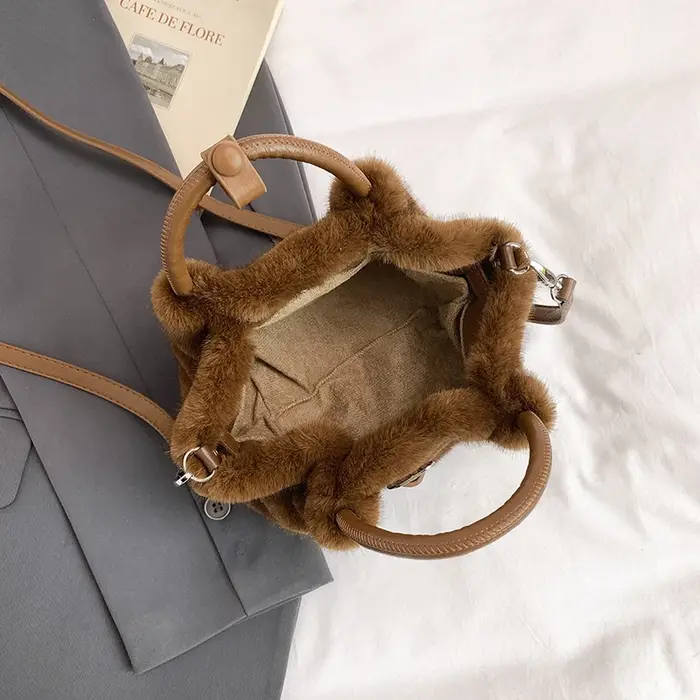 Sac à bandoulière en fausse fourrure moelleuse