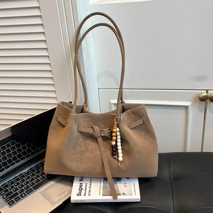 Sac fourre-tout vintage en cuir marron avec breloque perlée et boucle décorative