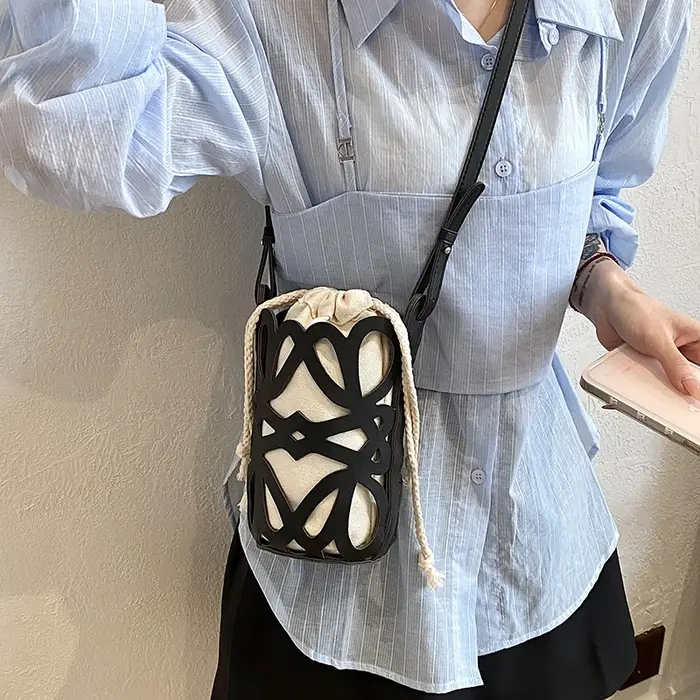 Sac bandoulière mini seau ajouré en PU uni avec cordon de serrage et sangle réglable