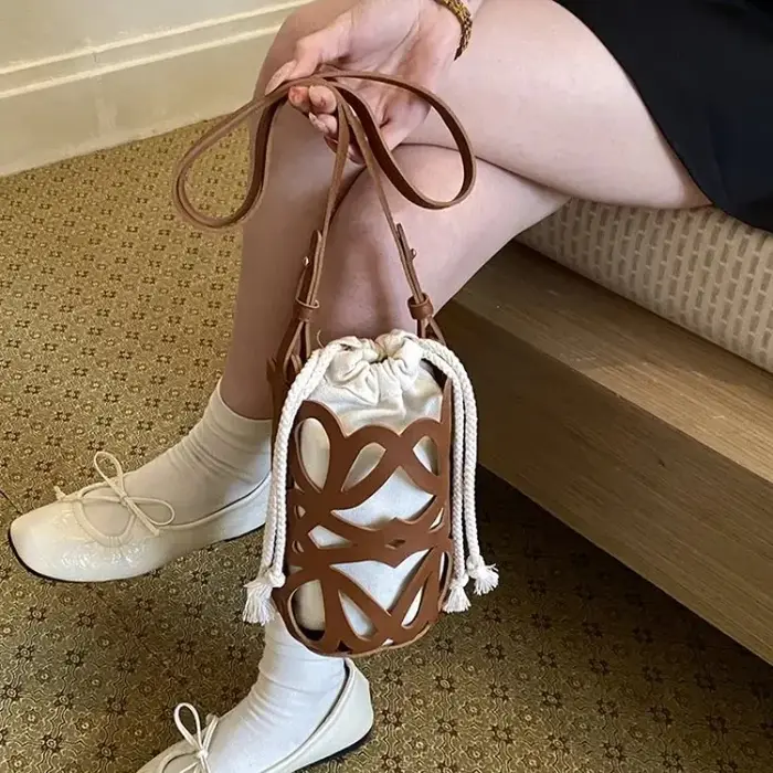 Sac à langer haut de gamme : élégant sac bandoulière pour femme avec logo de designer minimaliste et grande capacité
