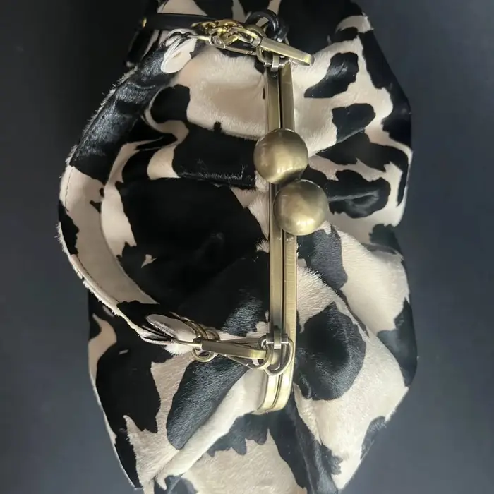LOST IN VINTAGE – pochette en tissu à motif de vache, cadre métallique, serrure à baiser et poignée 