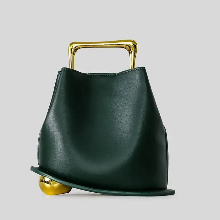 Sac seau irrégulier pour femme en cuir doré métallisé avec base en boule dorée