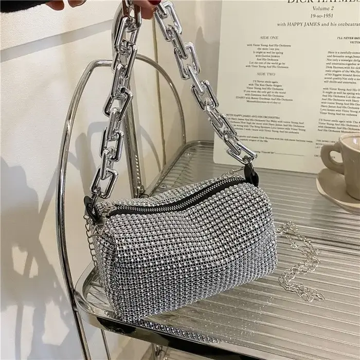 Sac seau entièrement orné de strass