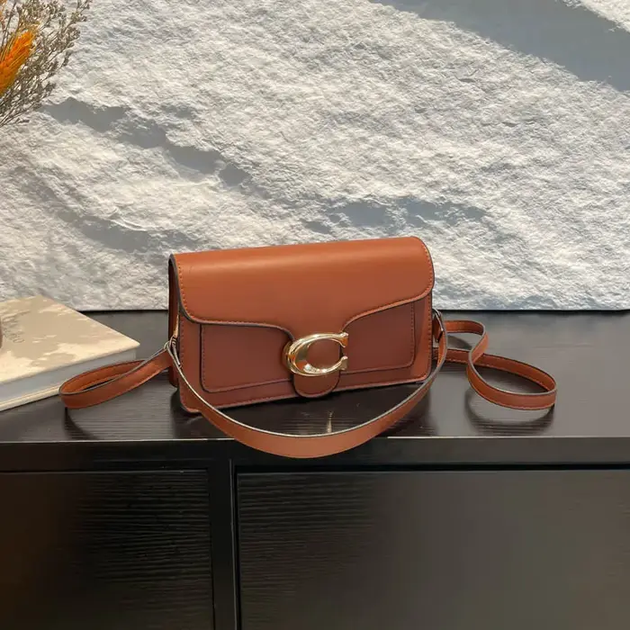 Sac à bandoulière en cuir minimaliste avec rabat logo pour femme, idéal pour le travail ou les soiré