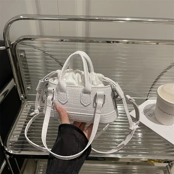 Sac seau mini à motif crocodile pour femme