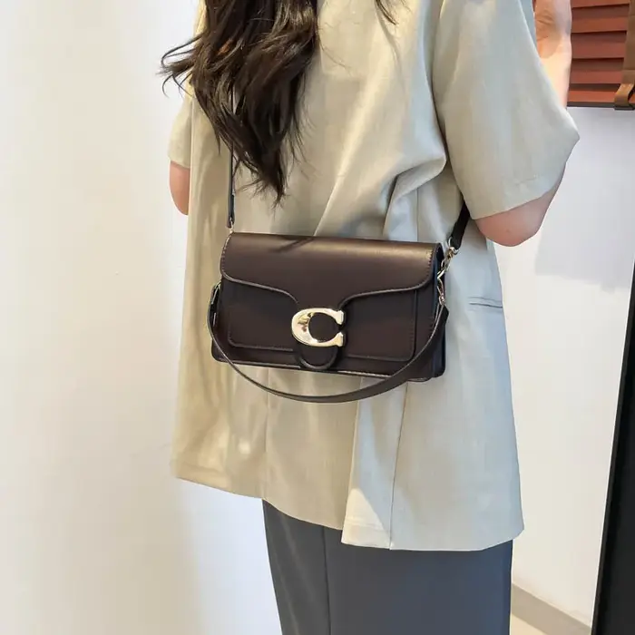 Sac à bandoulière en cuir minimaliste avec rabat logo pour femme