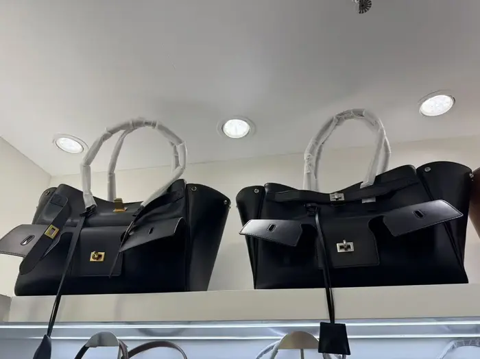 Sac à bandoulière de luxe grande capacité en cuir noir de haute qualité avec fermoir argenté/doré, s