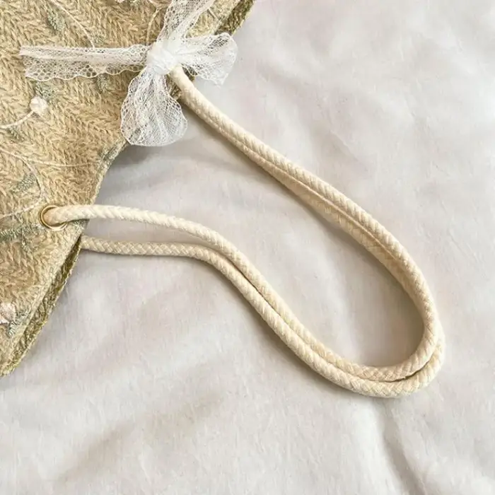 Sac fourre-tout en paille tressée avec broderie florale et détail nœud en dentelle