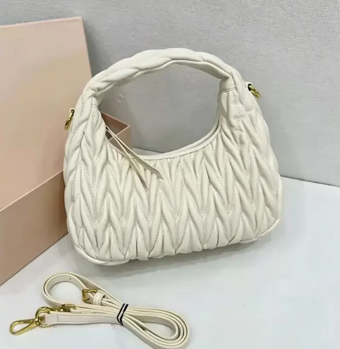 Sac à main tendance pour femme, design à pompons, sac d'épaule haut de gamme, sac sous le bras grand