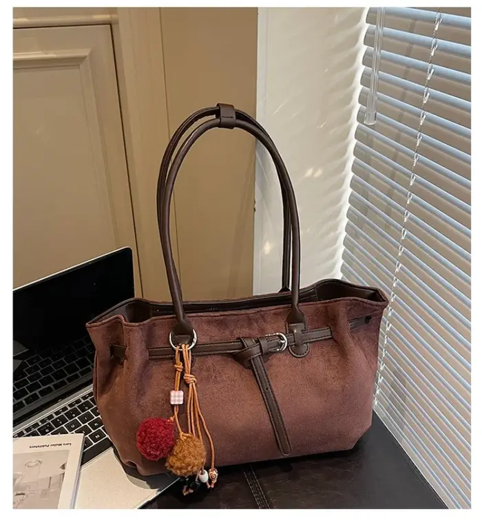 Sac à bandoulière en daim marron pour femme avec pompon décoratif