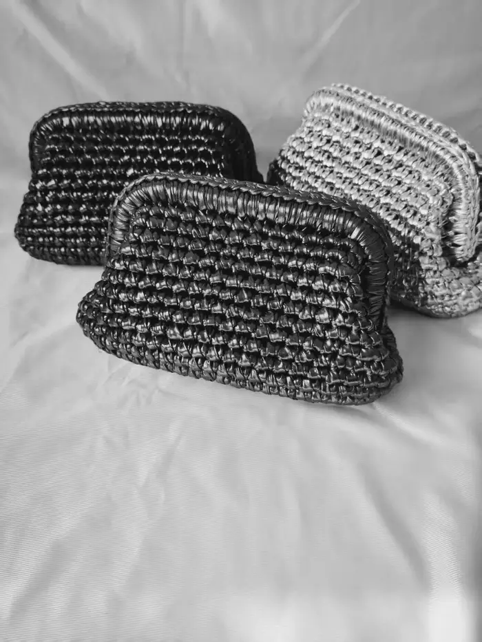 Sac à main en tissu argenté tressé avec clip crochet