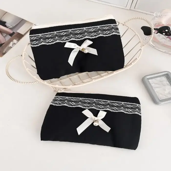 Trousse de maquillage noire en dentelle avec nœud