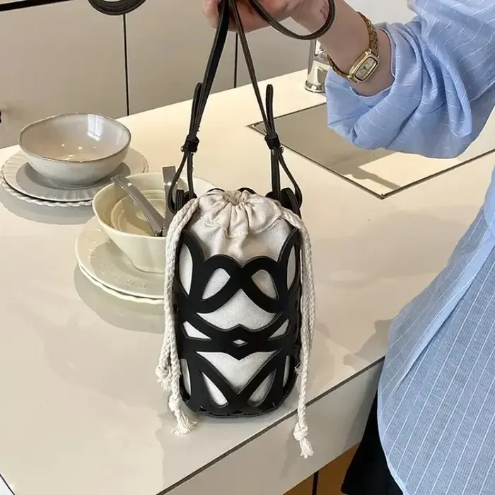 Sac à langer haut de gamme : élégant sac bandoulière pour femme avec logo de designer minimaliste et grande capacité