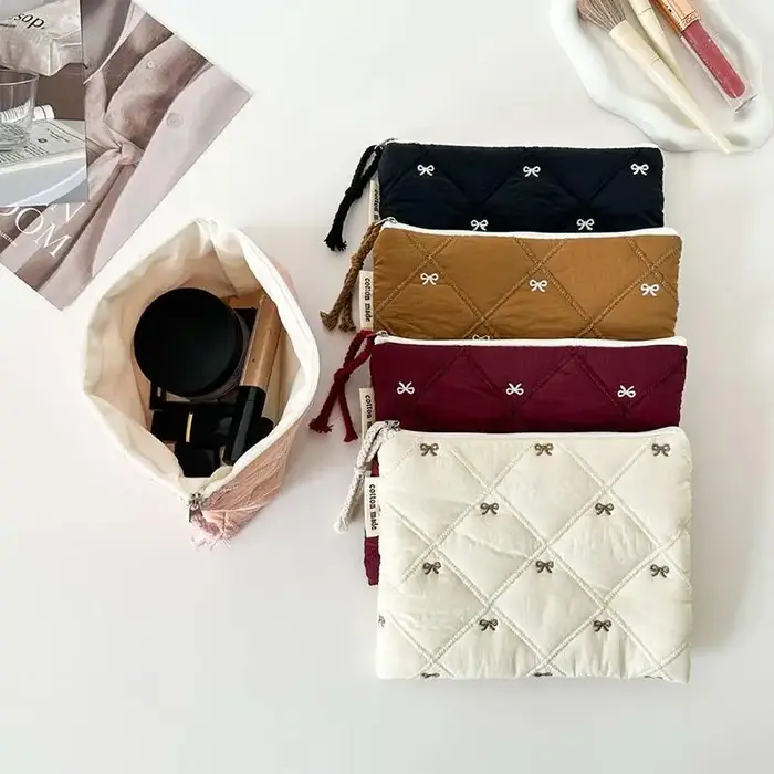 Pochette à cosmétiques matelassée avec nœud brodé