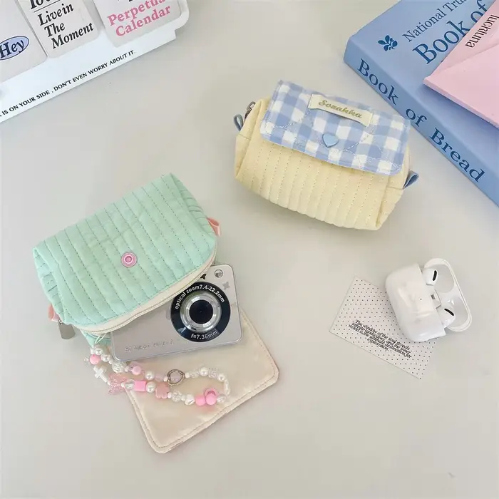 Pochette de maquillage verticale matelassée verte avec boucle rose