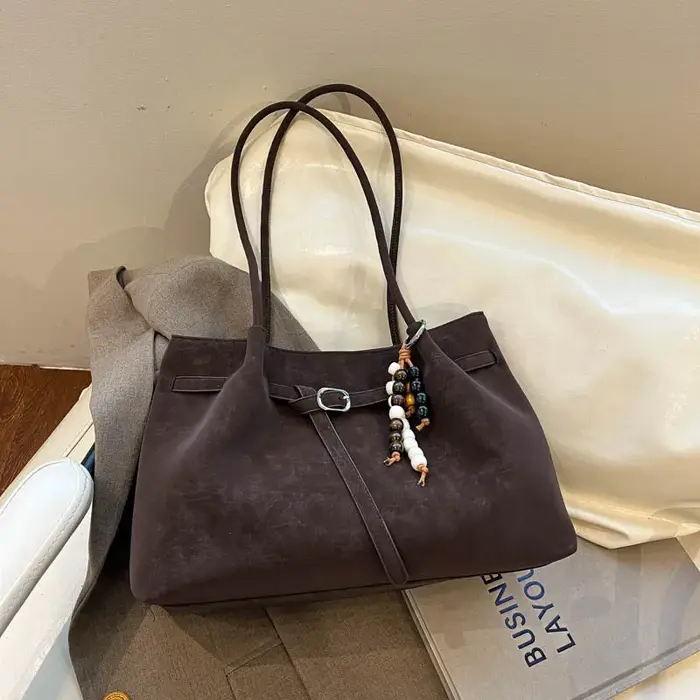 Sac fourre-tout vintage en cuir marron avec breloque perlée et boucle décorative