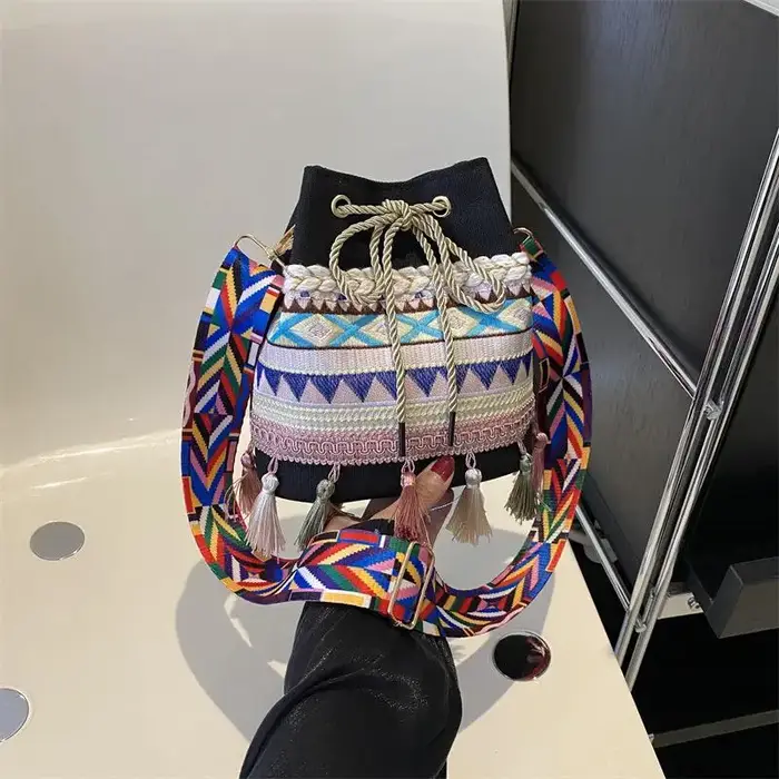Sac seau bohème à cordon de serrage avec broderie ethnique et décorations à pompons pour les vacance