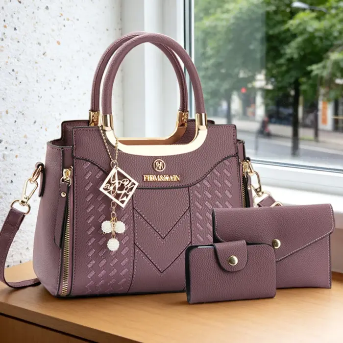 Ensemble de 3 sacs à main en cuir PU grain litchi. Ce sac bandoulière uni pour femme présente une texture haut de gamme.