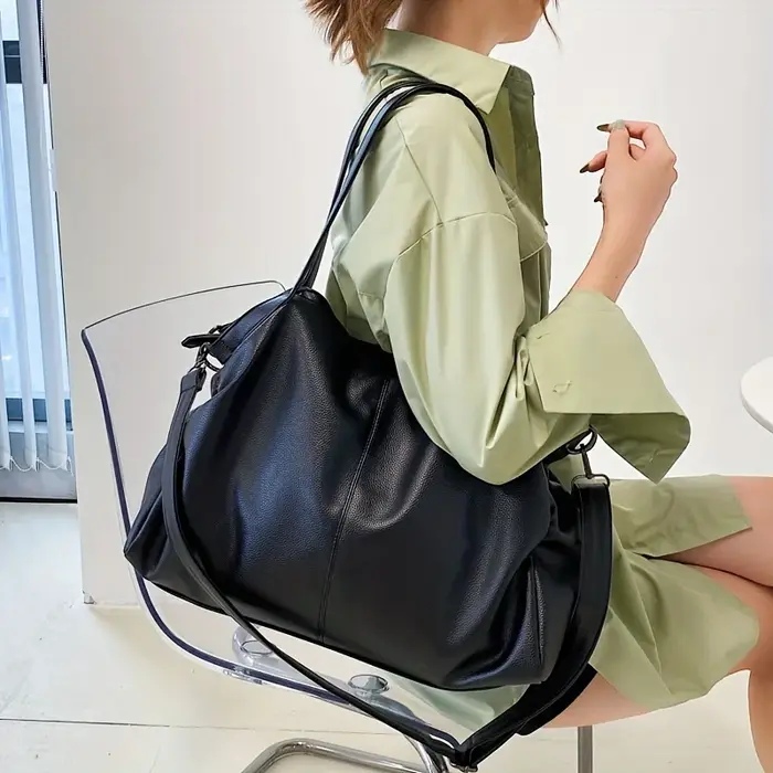 Grand Sac Hobo Noir à Bandoulière en Cuir Souple pour Femme