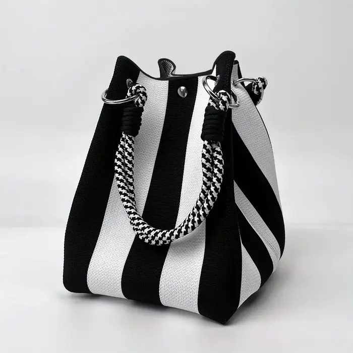 Ce sac à main rétro en tricot multicolore est simple et coloré