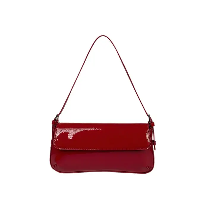 Sac à bandoulière sous les bras en cuir laqué