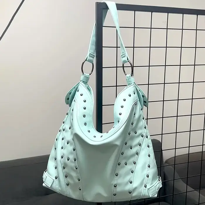 Sac à bandoulière vert menthe orné de clous métalliques