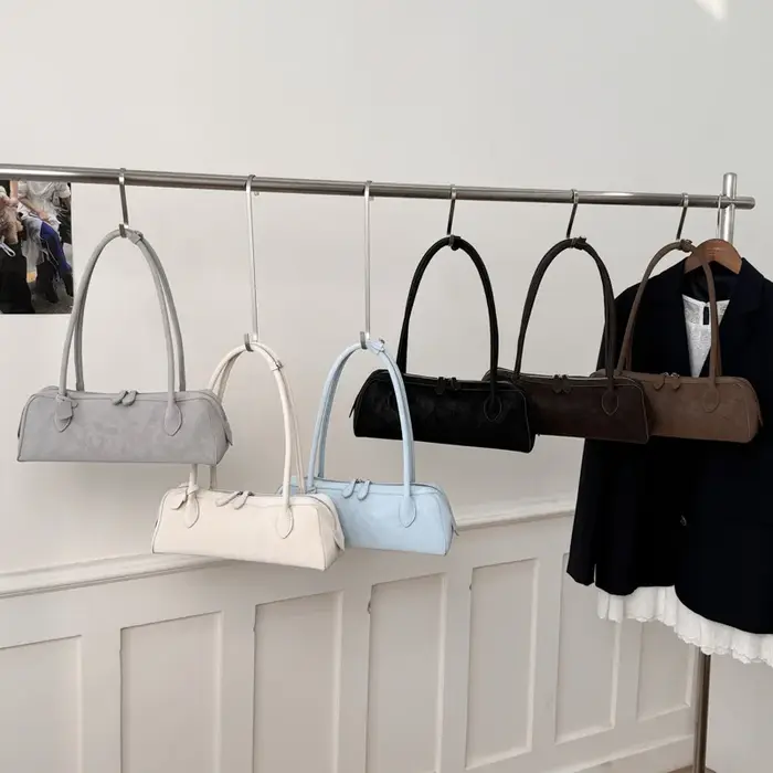 Sac à main en forme de pain français au design simple
