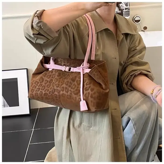Sac fourre-tout vintage imprimé léopard avec bandoulière rose contrastante