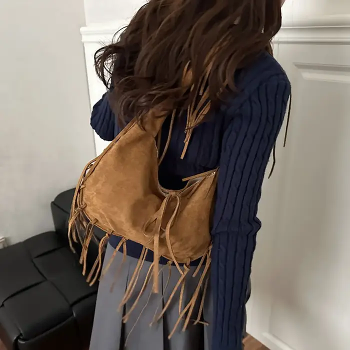 Sac fourre-tout à bandoulière à pompons quatre couleurs
