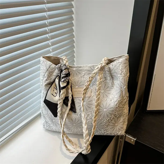 Sac fourre-tout matelassé chic avec bandoulière tressée, sac à main décoré d'un foulard en soie, gra