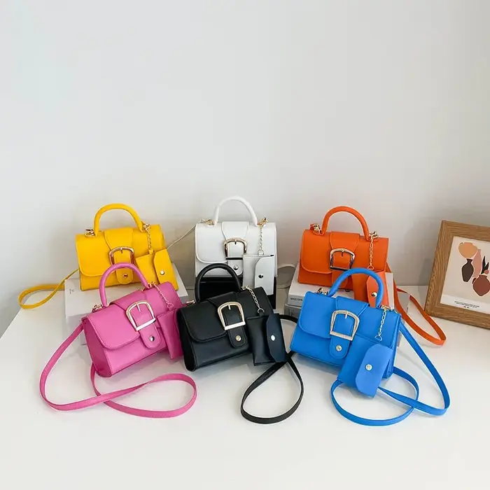 Nouveau 2025 printemps femmes sac diamant chaîne épaisse sacs à main petit carré épaule sac de messager Klein bleu mode sac à bandoulière