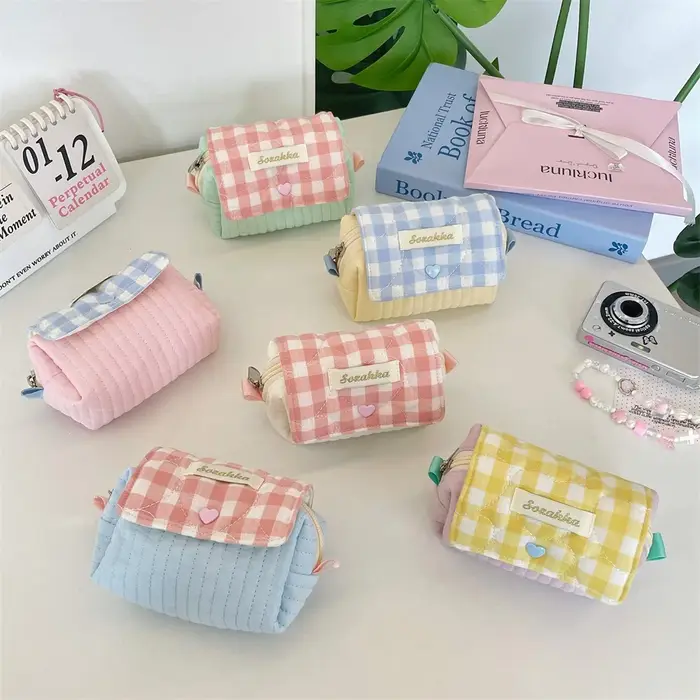 Pochette de maquillage verticale matelassée verte avec boucle rose