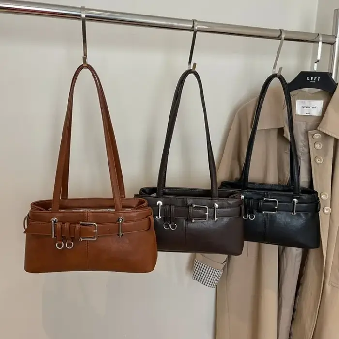 Sac à bandoulière vintage marron en similicuir pour femme avec boucle décorative