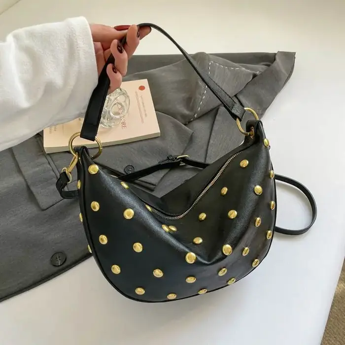 Sac à main à rivets de style punk, sac à bandoulière polyvalent en cuir PU de haute qualité pour femme, idéal pour les sorties quotidiennes.