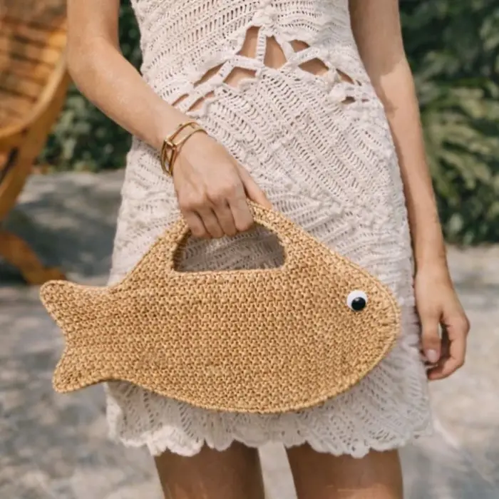 Sac en paille de raphia tressé en forme de poisson