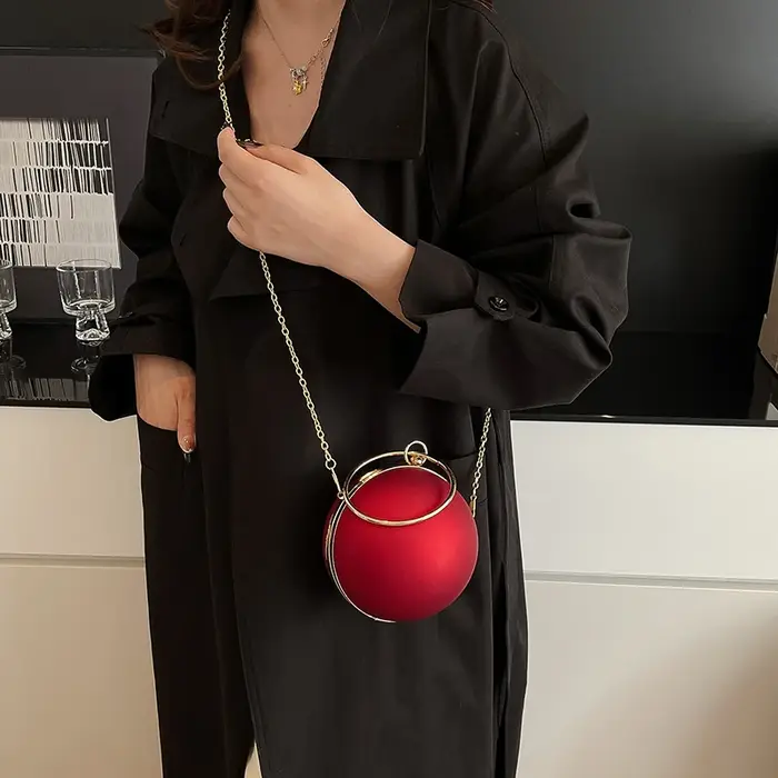 Sac à main avec poignée en anneau en métal