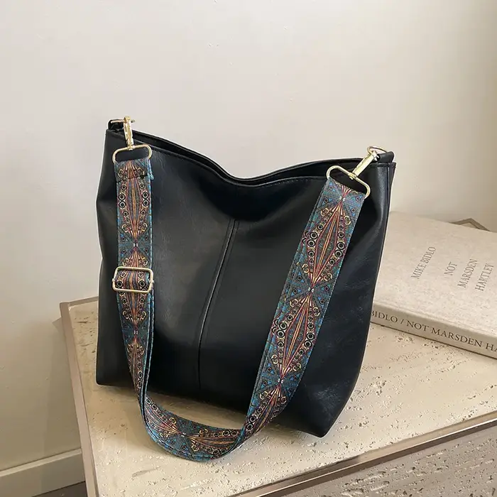 Nouvelle mode européenne et américaine fourre-tout épaule et bandoulière grande capacité sac seau couleur unie PU sac pour femmes tendance de rue