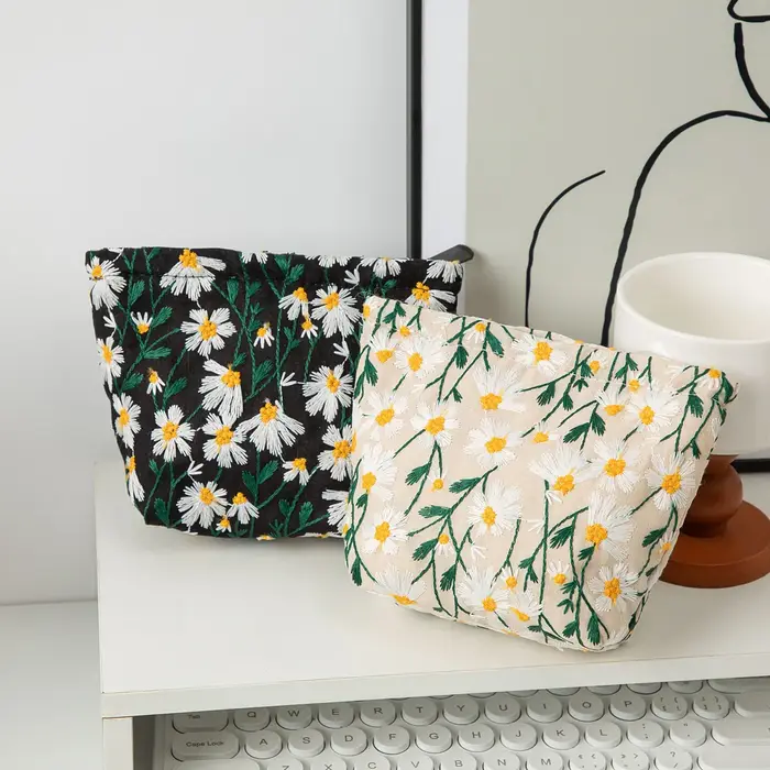 Petite trousse de maquillage brodée motif marguerite