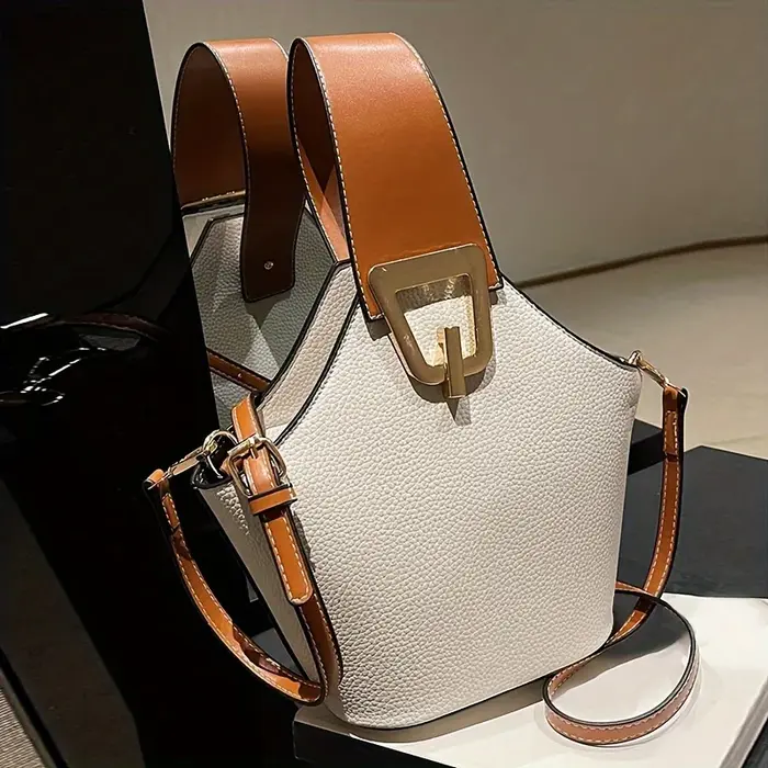 Sac seau élégant blanc texturé avec accents marron, convertible en sac bandoulière ou sac à poignée 