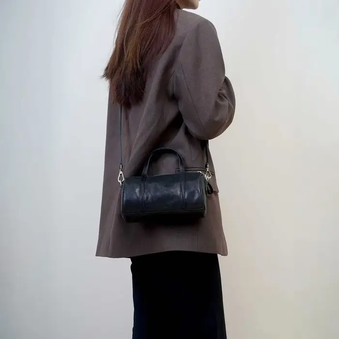 Sac Boston Mini en Cuir Tanné Végétal Mendy avec Poignée Supérieure et Bandoulière Ajustable