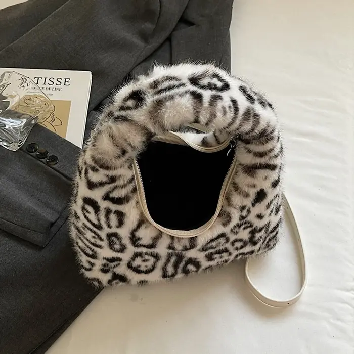 Pochette de soirée de luxe en fausse fourrure léopard