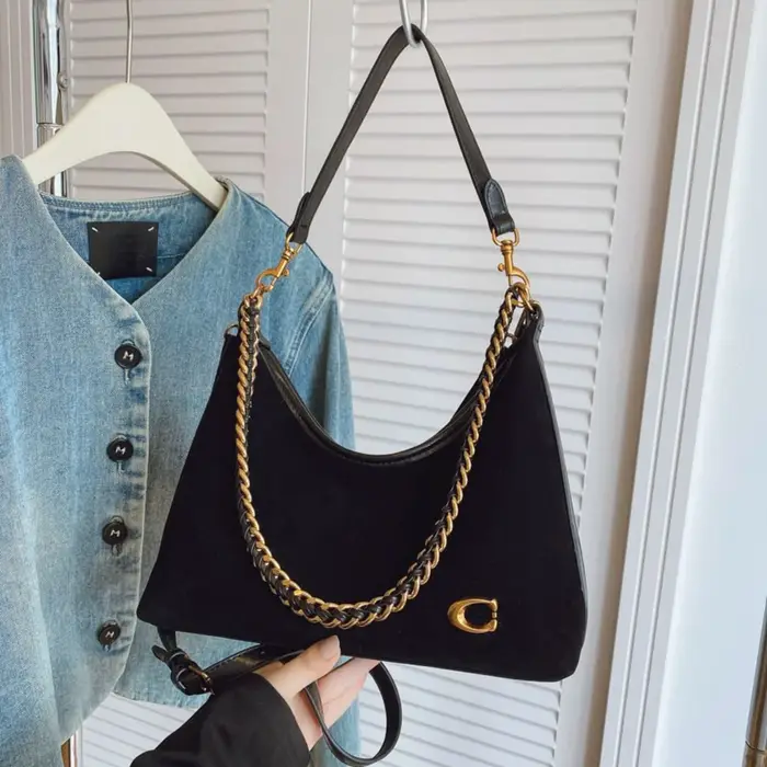 Sac fourre-tout en daim noir avec chaîne pour femme
