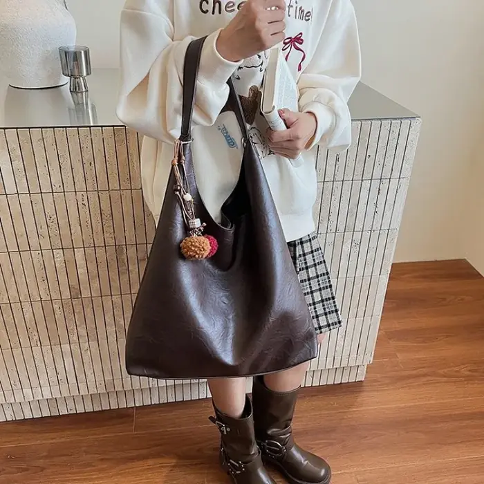 Sac à bandoulière à la mode pour femmes fabriqué en cuir fin avec charme minimaliste et matériau résistant à l'eau